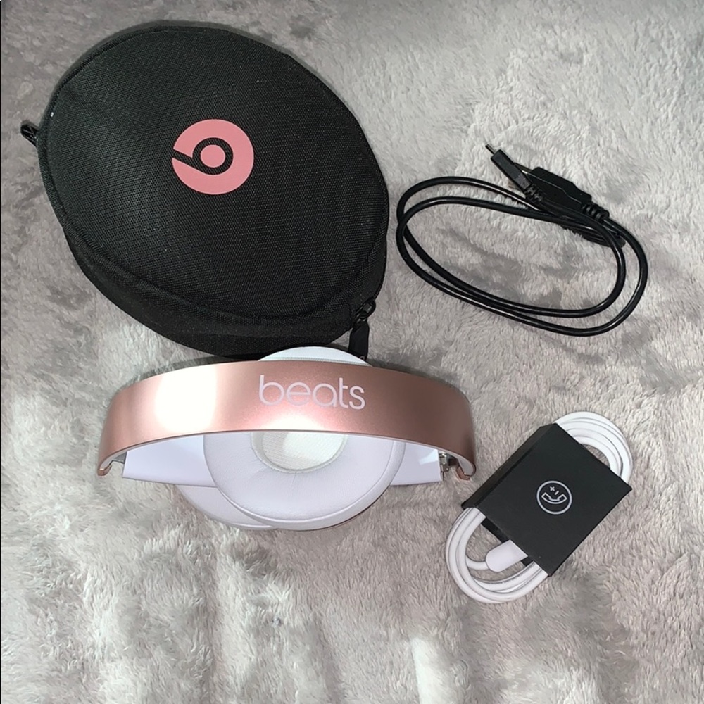 WIRELESS ROSE GOLD SOLO 3 BEATS BY DRE HEADPHONES!